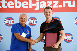 Rossiya Segodnya Director General Dmitry Kiselev and Board Chairman of the Association of Volunteer Centers Artyom Metelev during the signing of a partnership agreement during the 16th Koktebel Jazz Party international music festival