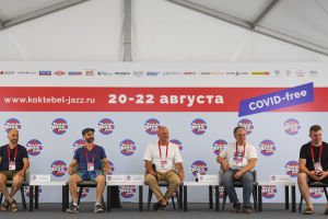 Musicians and members of Pavel Timofeyev’s quintet (from left to right): German Avetisov; Anton Zaletayev; Pavel Timofeyev; Alexei Kortnev, musician, frontman and leader of the band Neshchastny Sluchai; musician Sergei Vasilyev; and jazz pianist Oleg Starikov during the news conference by Alexei Kortnev and Pavel Timofeyev’s quintet on their Nes’jazz’ny Sluchai program at the Koktebel Jazz Party 2021 international jazz festival in Crimea