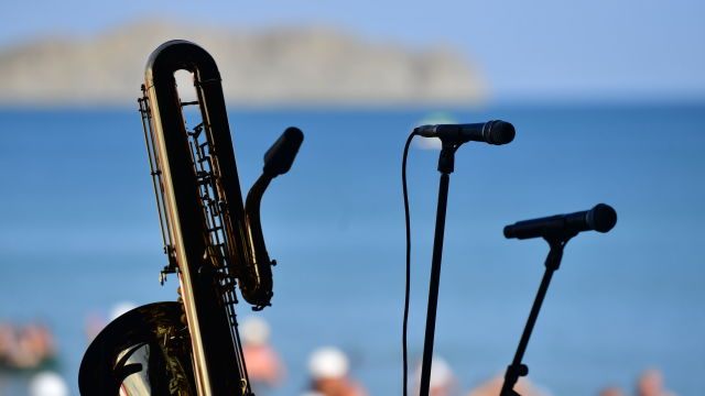 Микрофоны и саксофон на сцене перед концертом на международном музыкальном фестивале Koktebel Jazz Party-2021